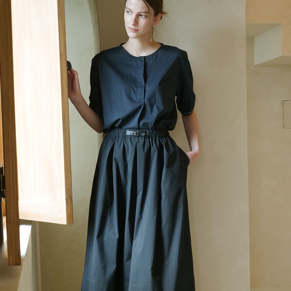 아쿠드(ACUD) Tuck Detail Flared Skirt _ Charcoal