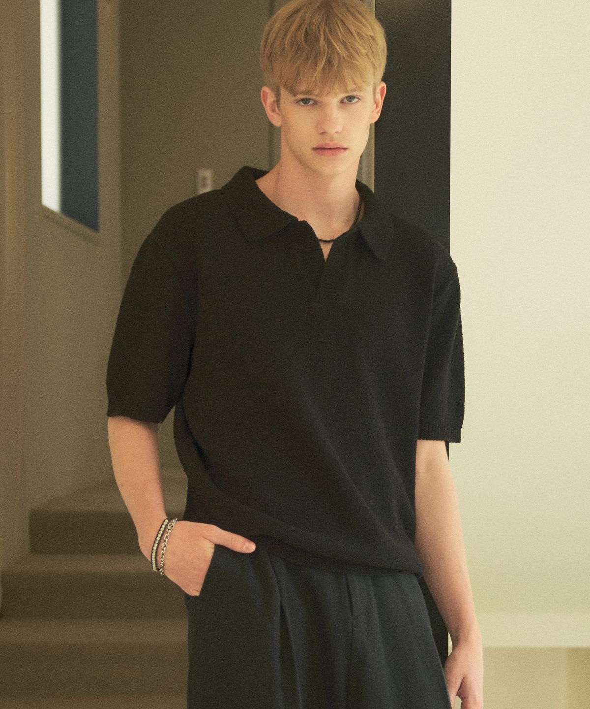 하프크라이즈 레이아웃(HALBKREIS LAYOUT) T20015 부클 칼라 니트_Black