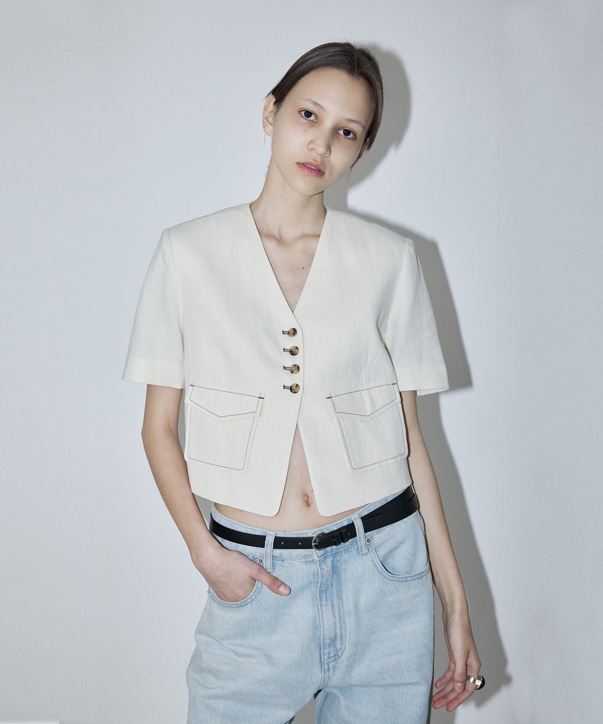 엔오르(EN OR) SINGLE STITCH DETAILED CROP JACKET - CREAM