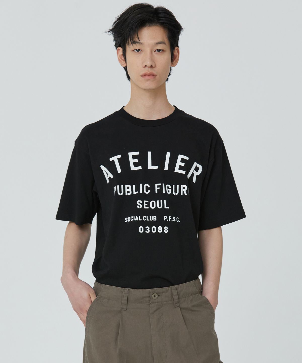 퍼블릭피겨(PUBLICFIGURE) 아뜰리에 프린트 티셔츠_블랙