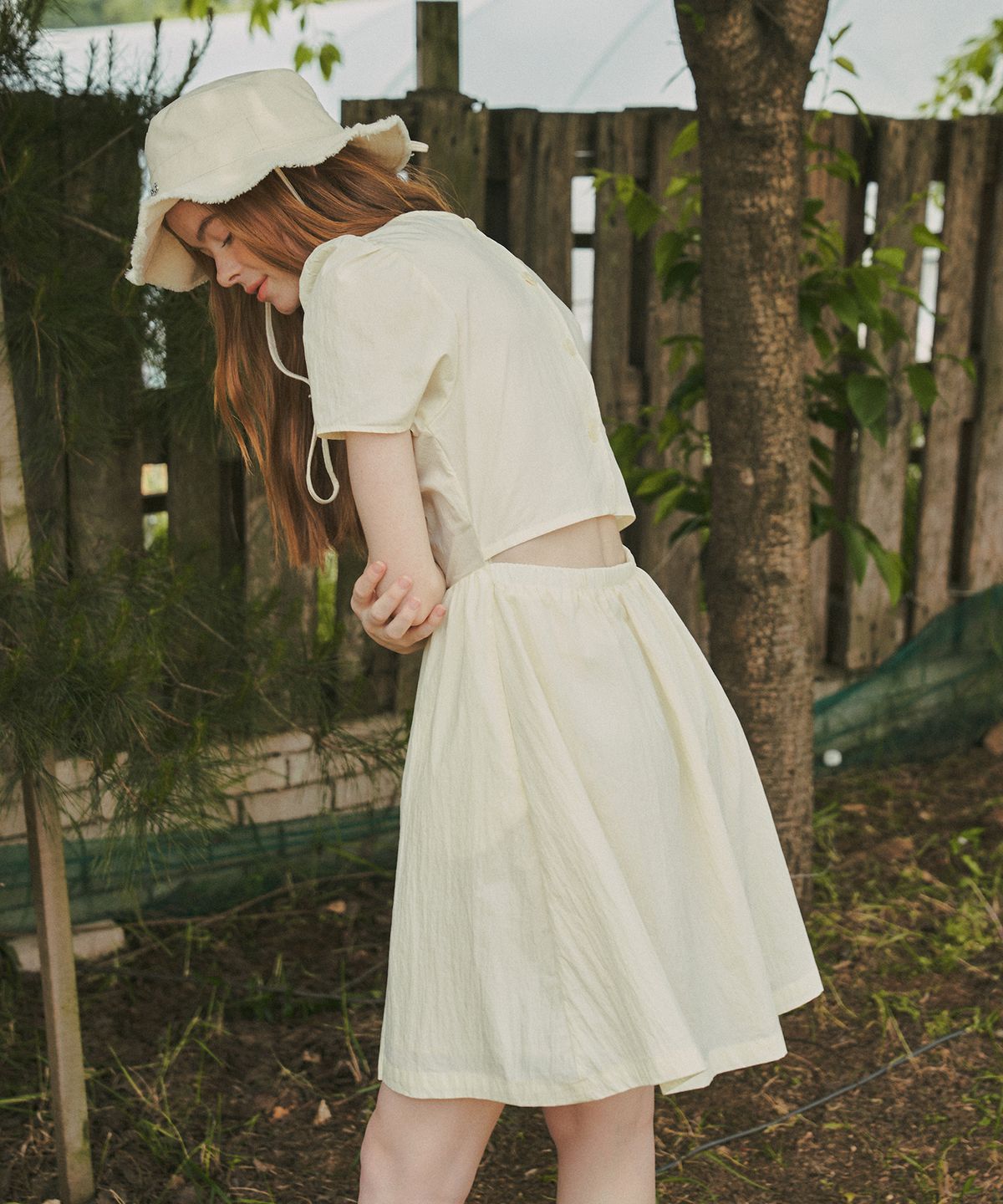 반원 아틀리에(VANONE ATELIER) A3455 컷아웃 셔링 원피스_Pale yellow