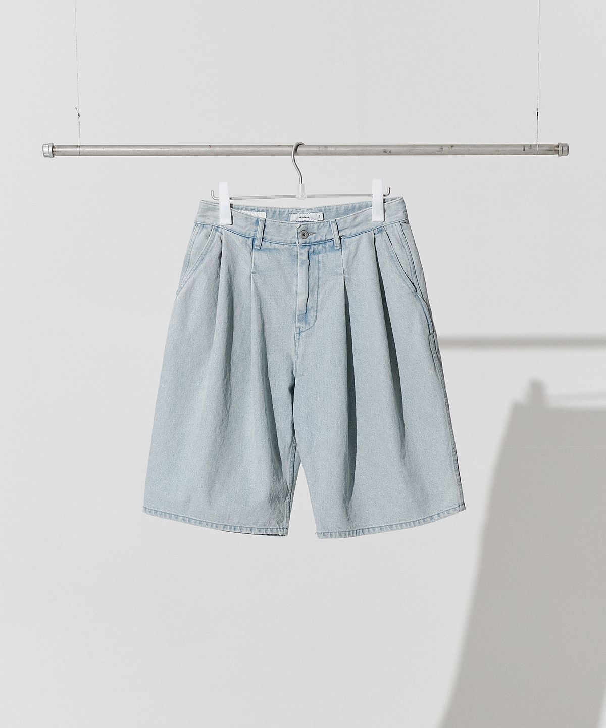 제로(XERO) Bleach Washed Two Tuck Denim Shorts
