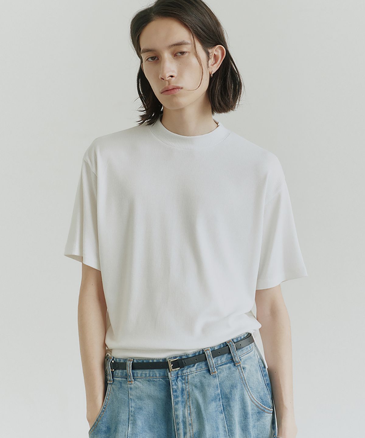 노이어(NOIRER) 리브드 모크넥 하프 티셔츠 (화이트)