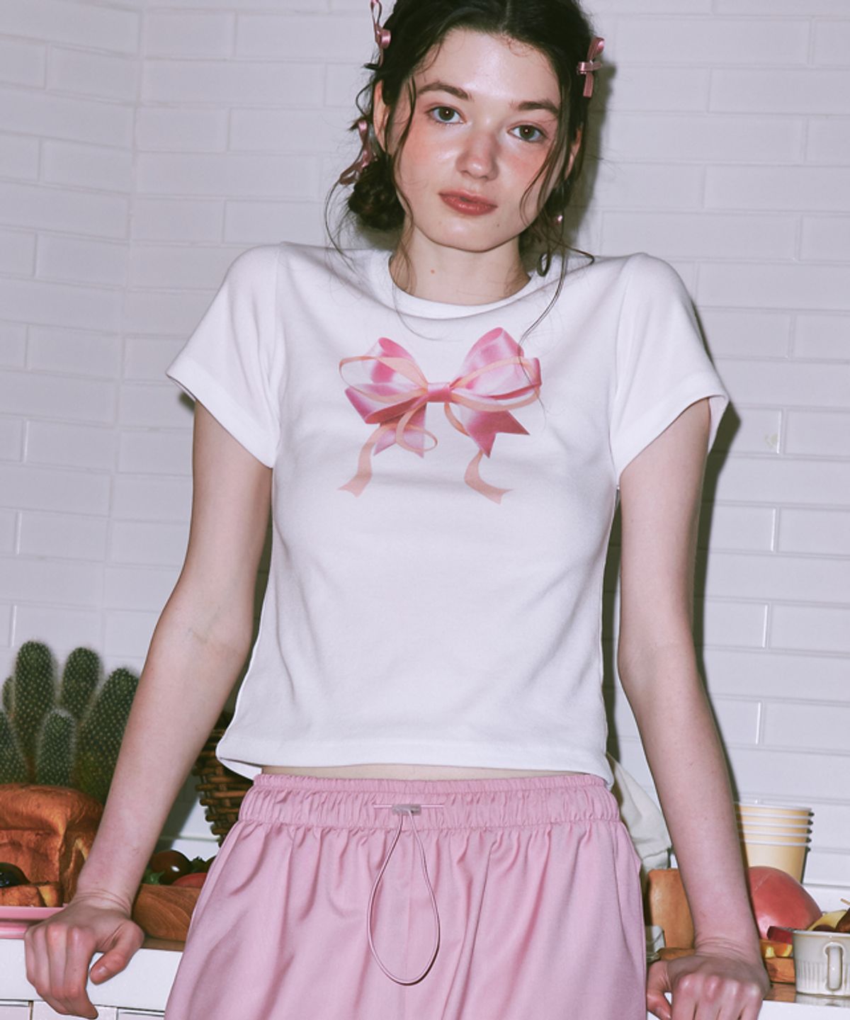 론론(RONRON) DOUBLE RIBBON SLIM CROP T SHIRT WHITE PINK