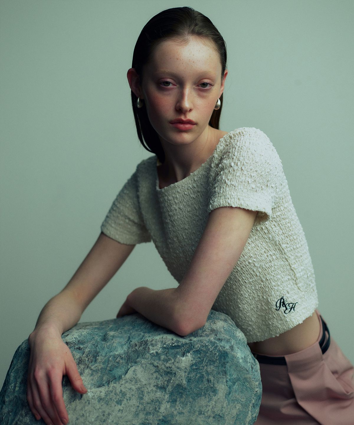 리이(RE RHEE) WRINKLED LOGO EMBELLISHED TOP