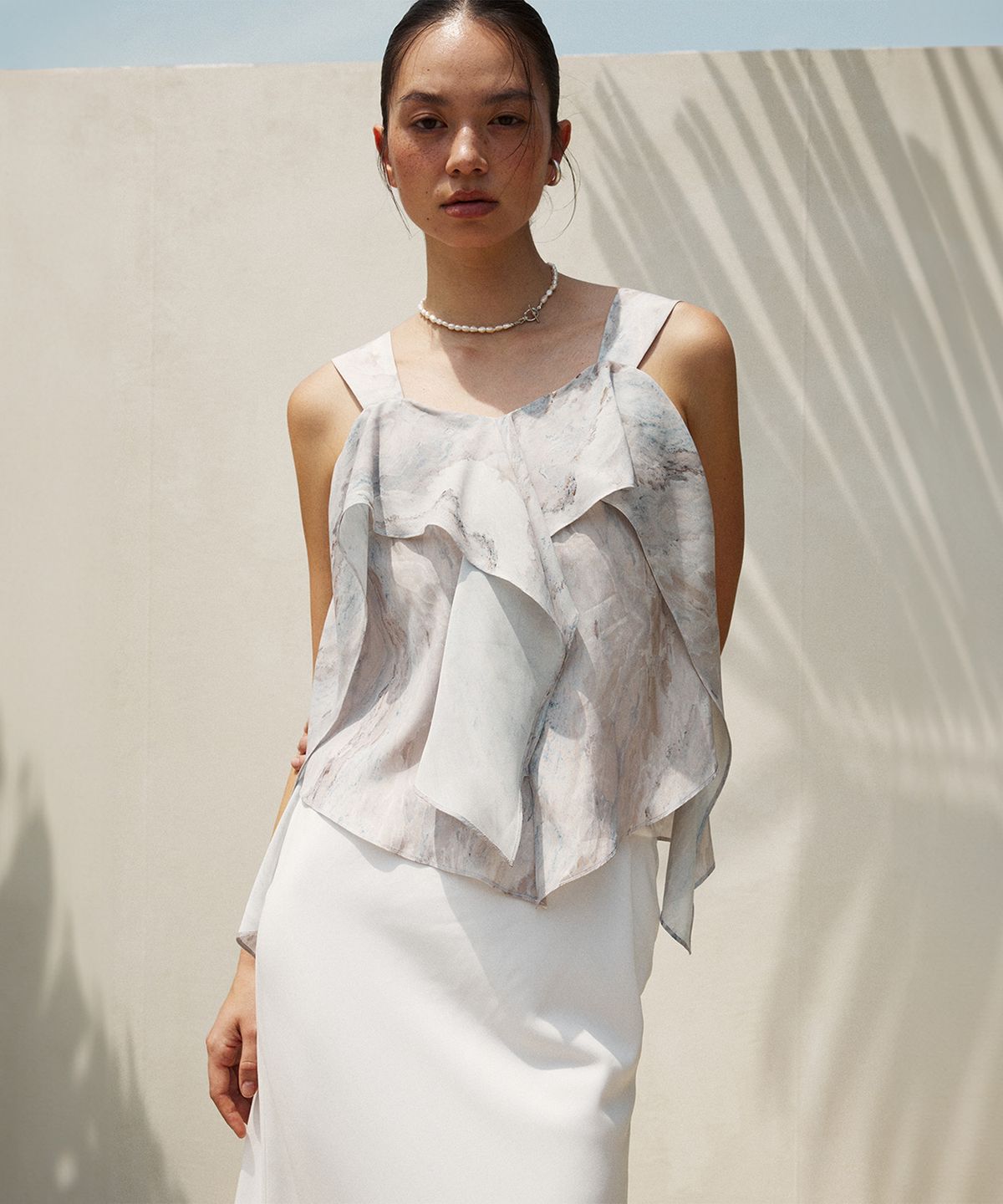 리이(RE RHEE) FRILL DETAIL SLEEVELESS TOP
