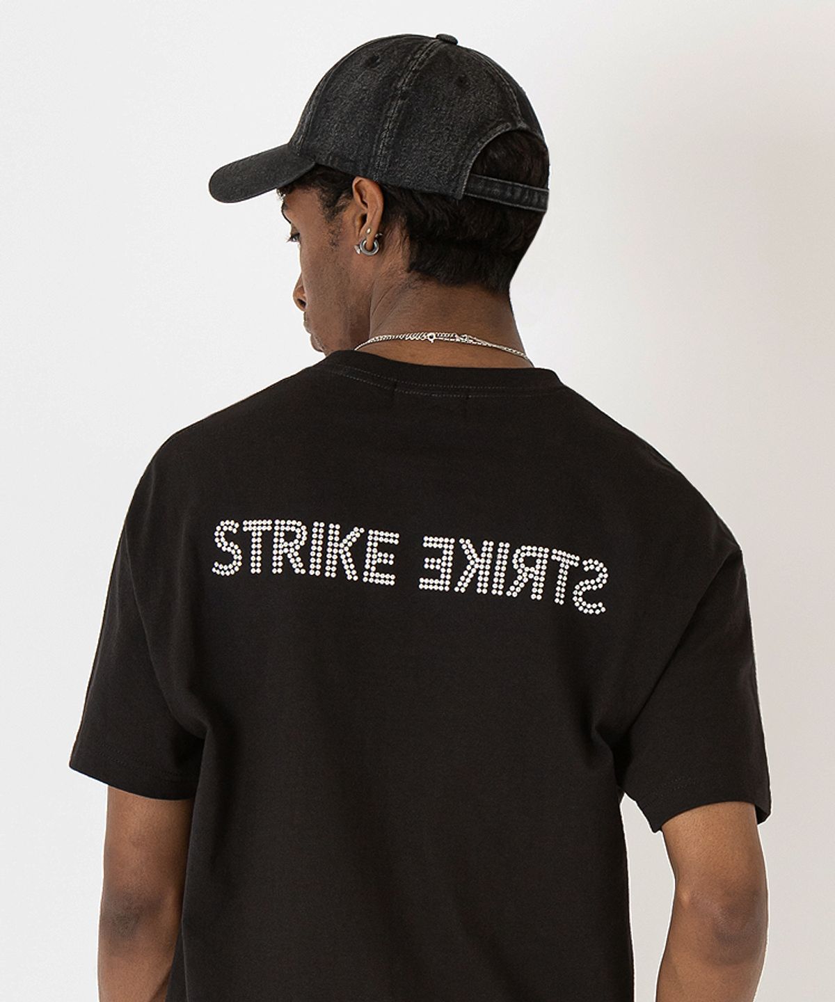 스트라이크(STRIKE) Stud Reversal Logo Regular T-Shirt (BLACK)
