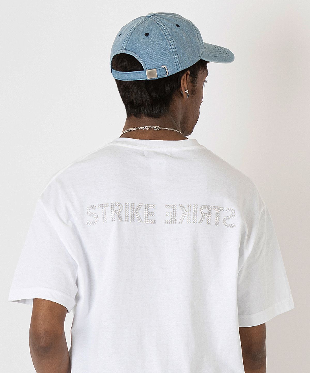 스트라이크(STRIKE) Stud Reversal Logo Regular T-Shirt (WHITE)