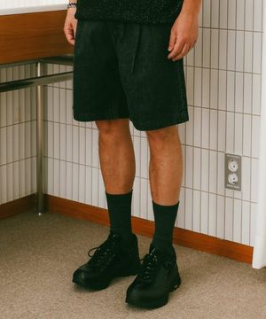 에센셜 원턱 데님 쇼츠 블랙