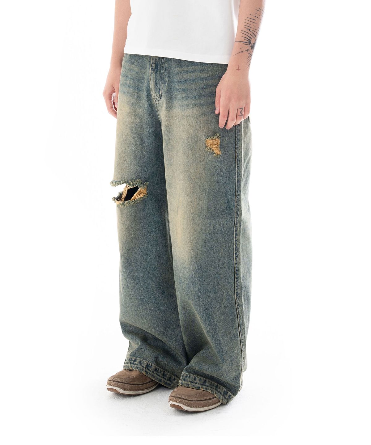 아캄(AAKAM) Distressed Denim Pants (Sand Blue)