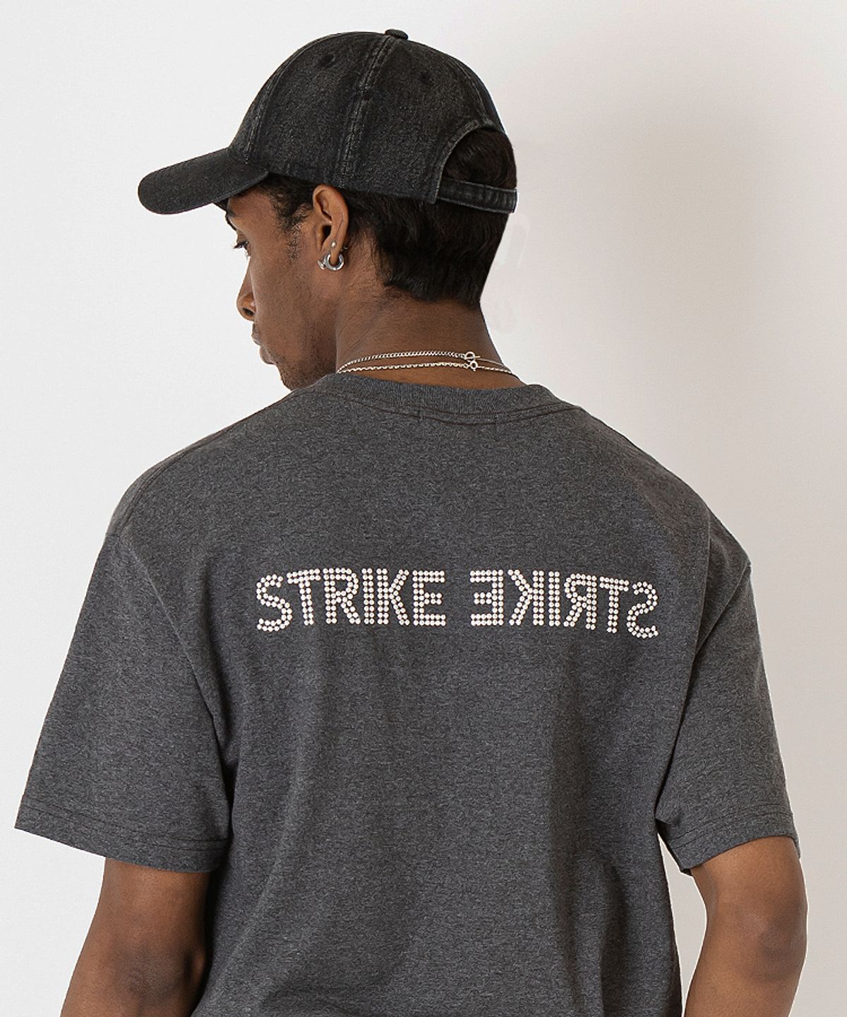 스트라이크(STRIKE) Stud Reversal Logo Regular T-Shirt (CHARCOAL)