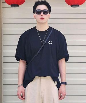 [UNISEX]스몰 드로잉스마일 반팔티_블랙/화이트 로고