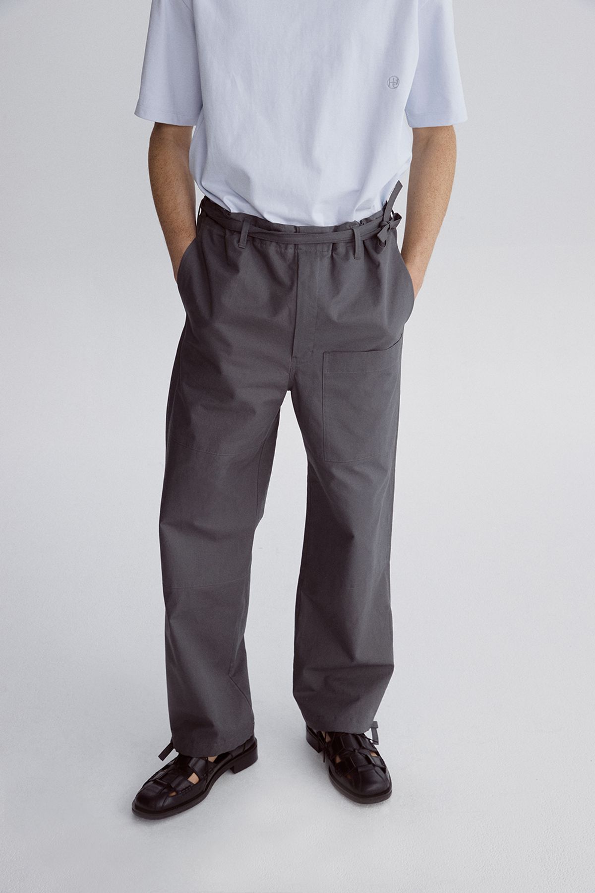 호이테(HEUTE) COTTON DRAWSTRING PANTS CHARCOAL