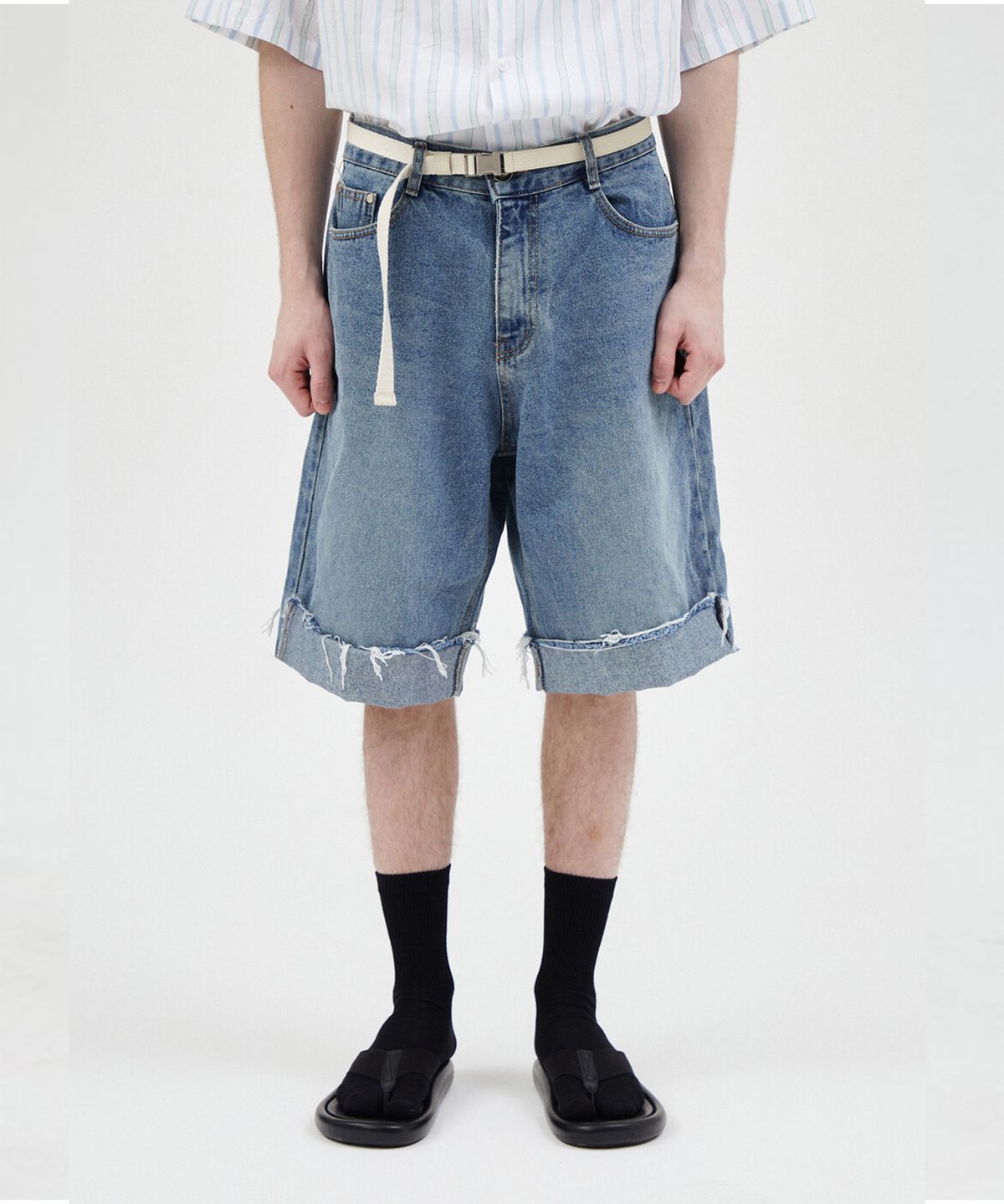 윈더(WINDER) RAW TURN-UP SHORT JEANS - MID BLUE