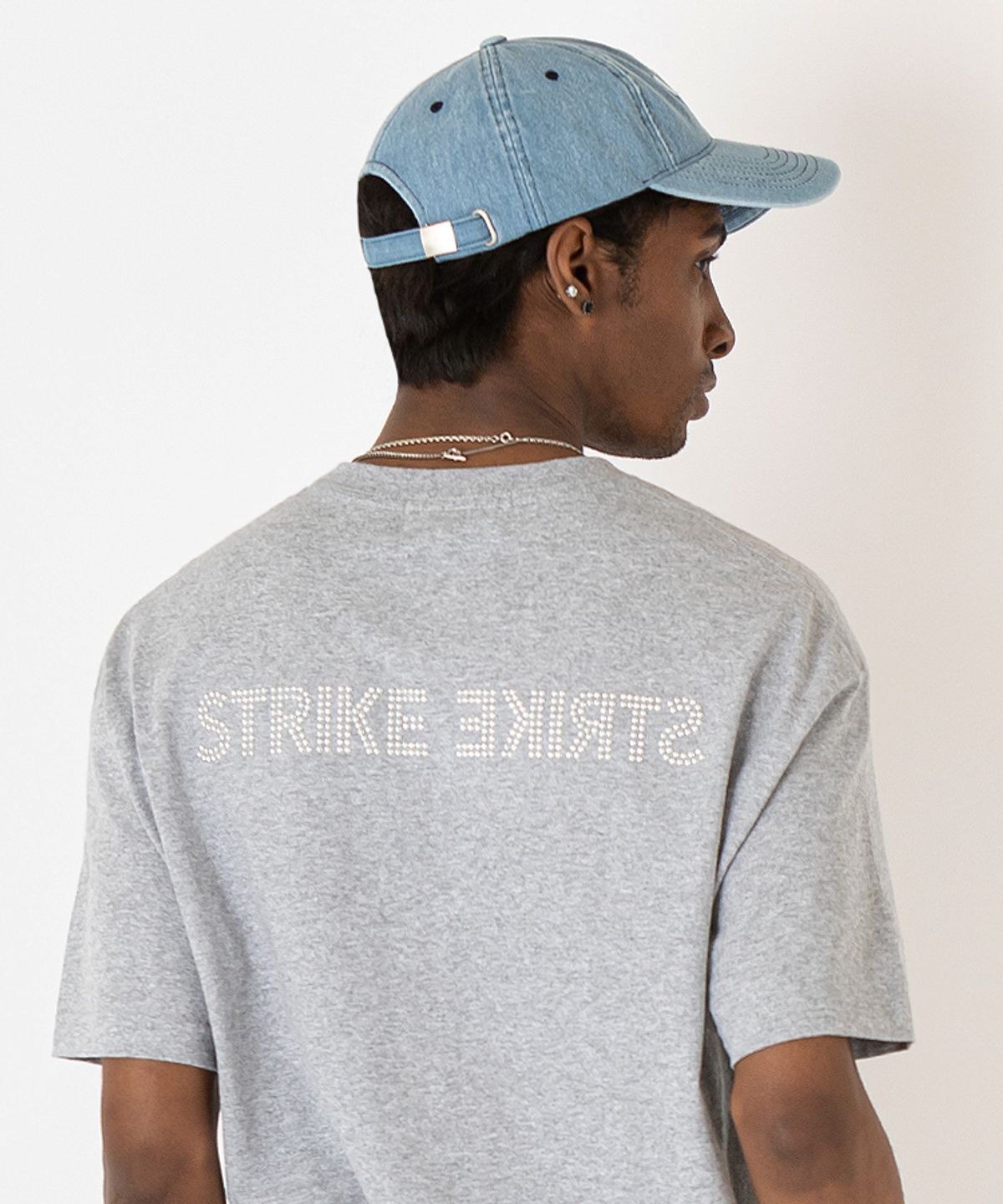 스트라이크(STRIKE) Stud Reversal Logo Regular T-Shirt (GREY)