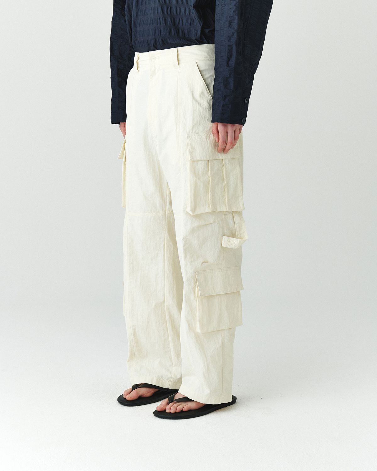 호이테(HEUTE) HET STRAP CARGO PANTS CREAM