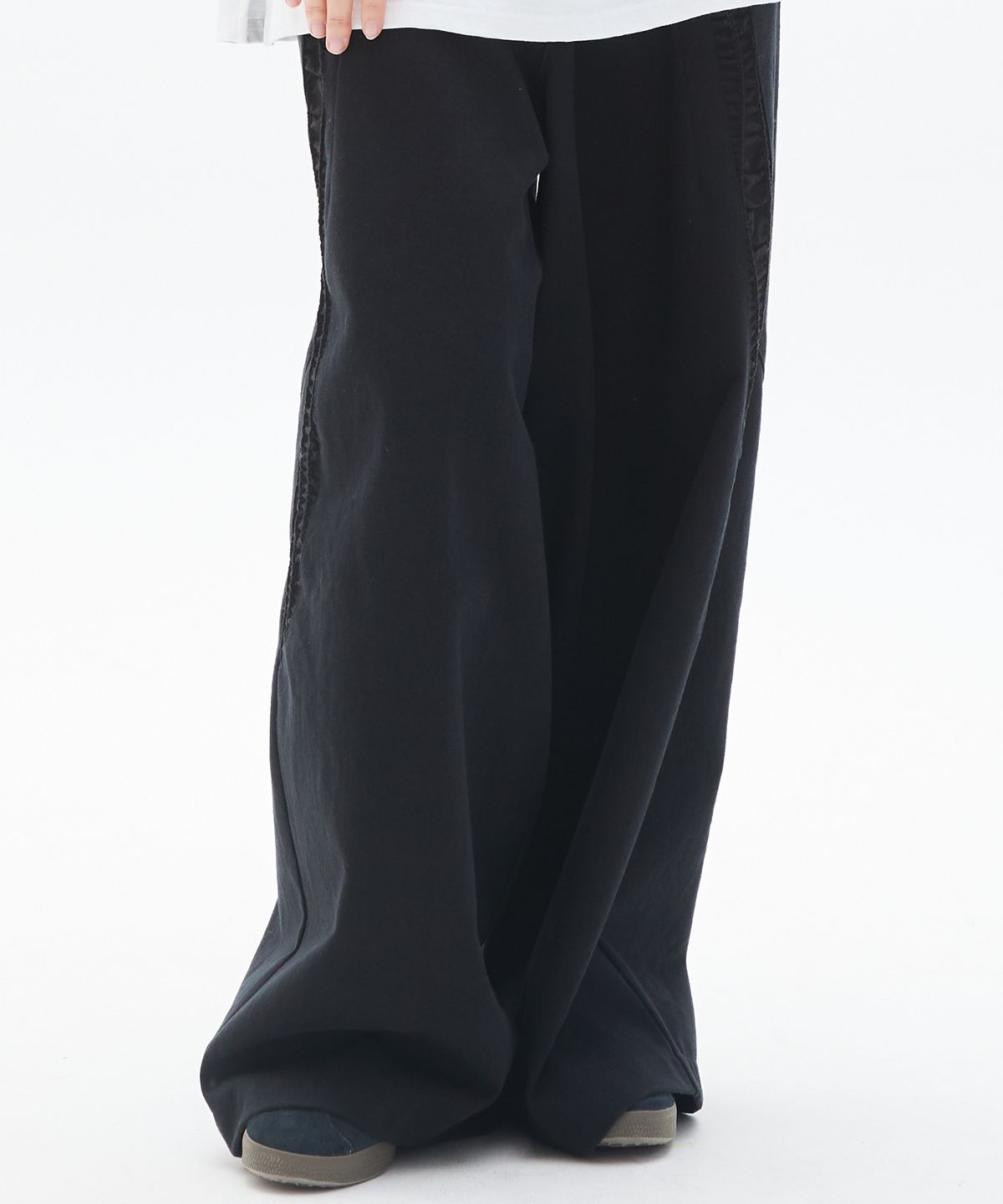 러브이즈트루(LUVISTRUE) PY CURVED WIDE PANTS(BLACK)