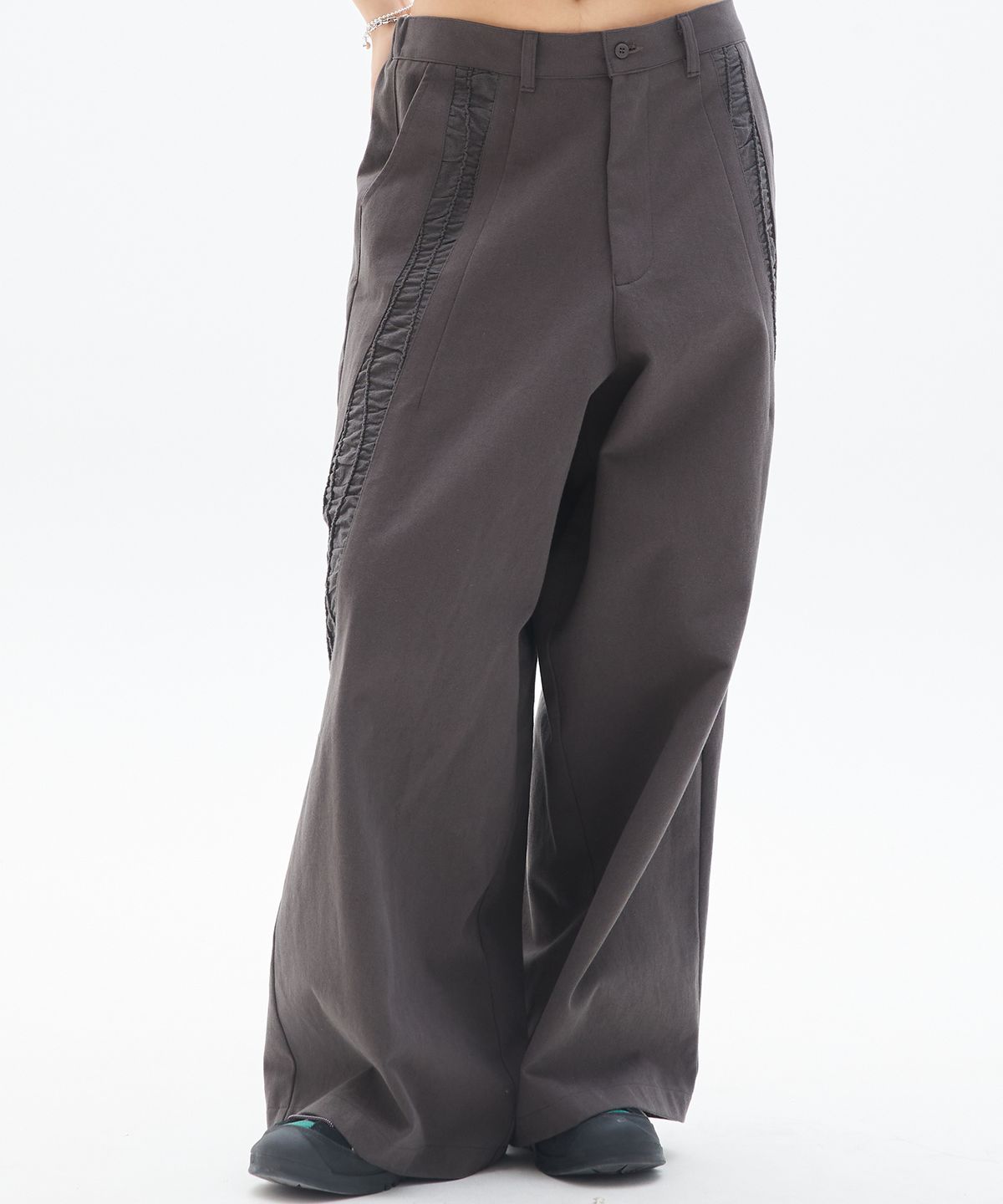 러브이즈트루(LUVISTRUE) PY CURVED WIDE PANTS(CHARCOAL)
