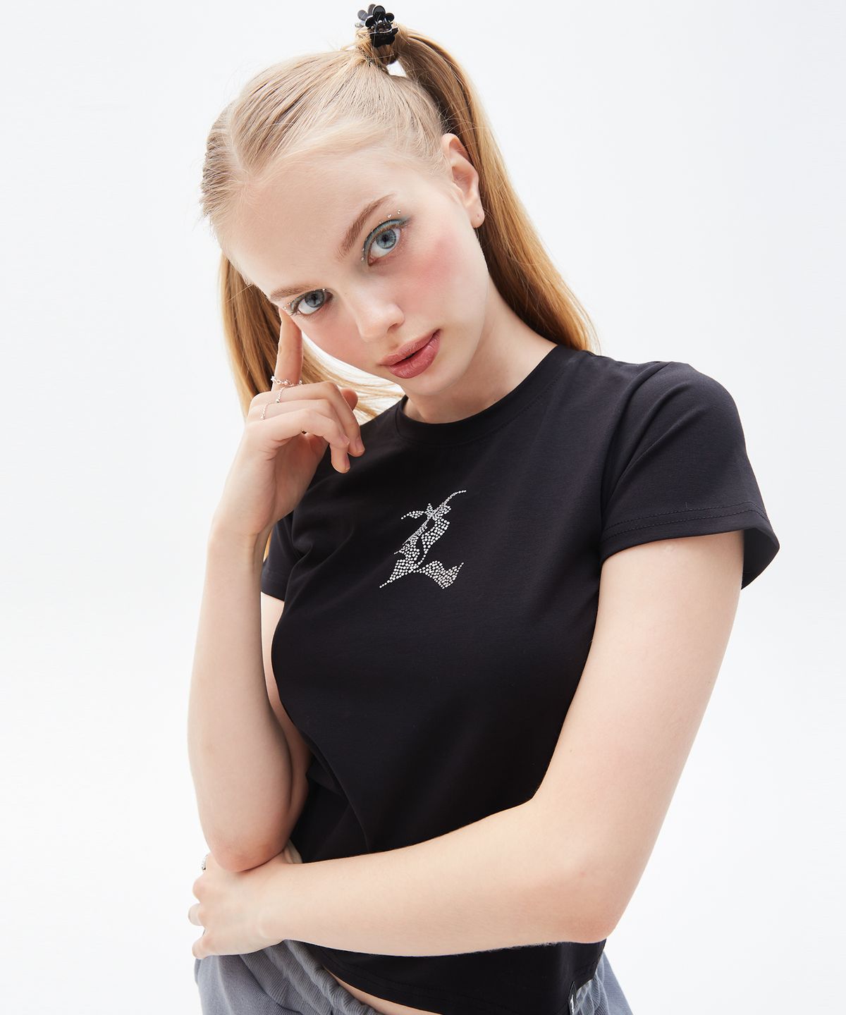 러브이즈트루(LUVISTRUE) PY L LOGO HOTFIX TEE(BLACK)