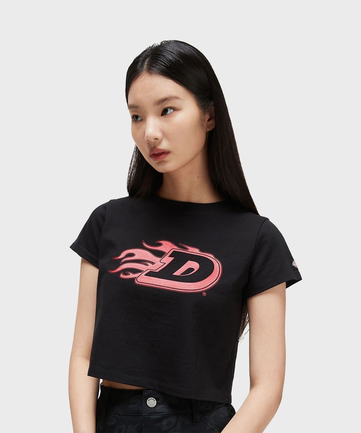 디키즈(DICKIES) 플레임 D 크롭 티셔츠 Black