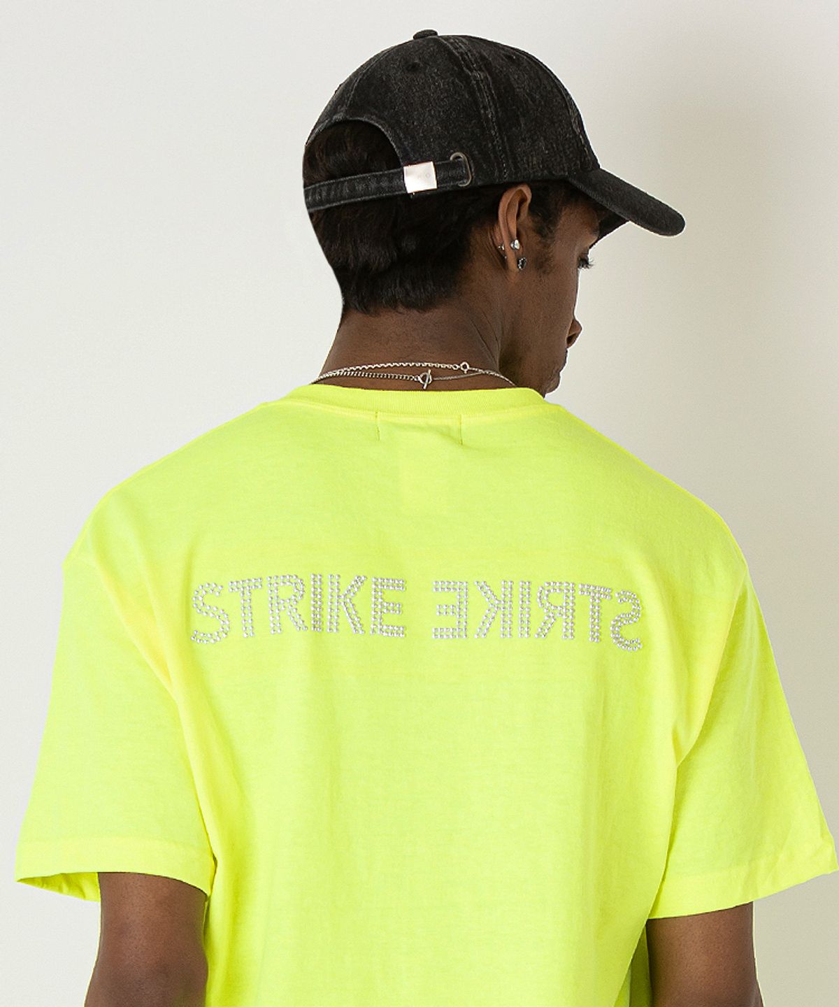 스트라이크(STRIKE) Stud Reversal Logo Regular T-Shirt (NEON GREEN)