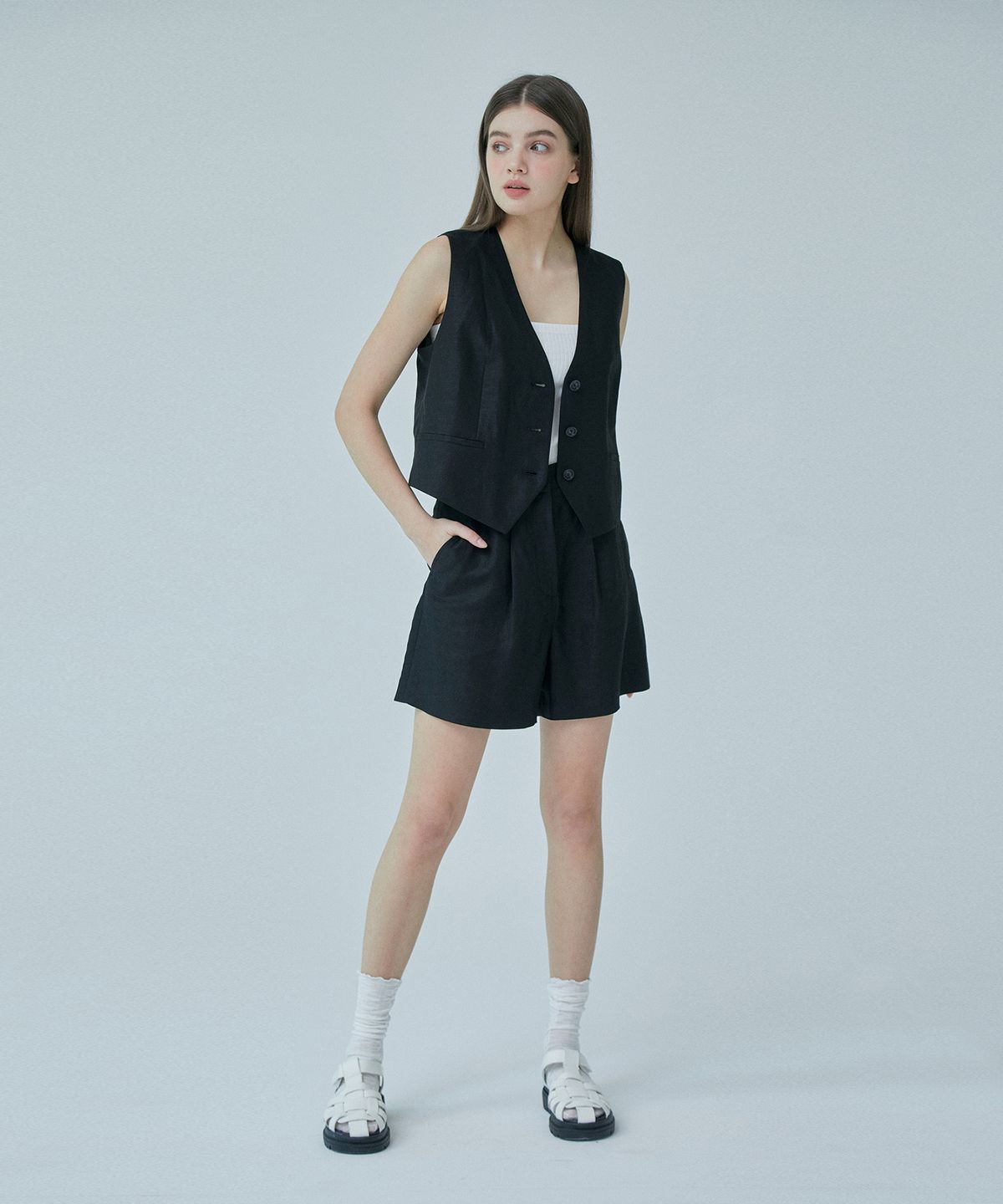핀블랙(PINBLACK) 원턱 린넨 하프 팬츠 블랙
