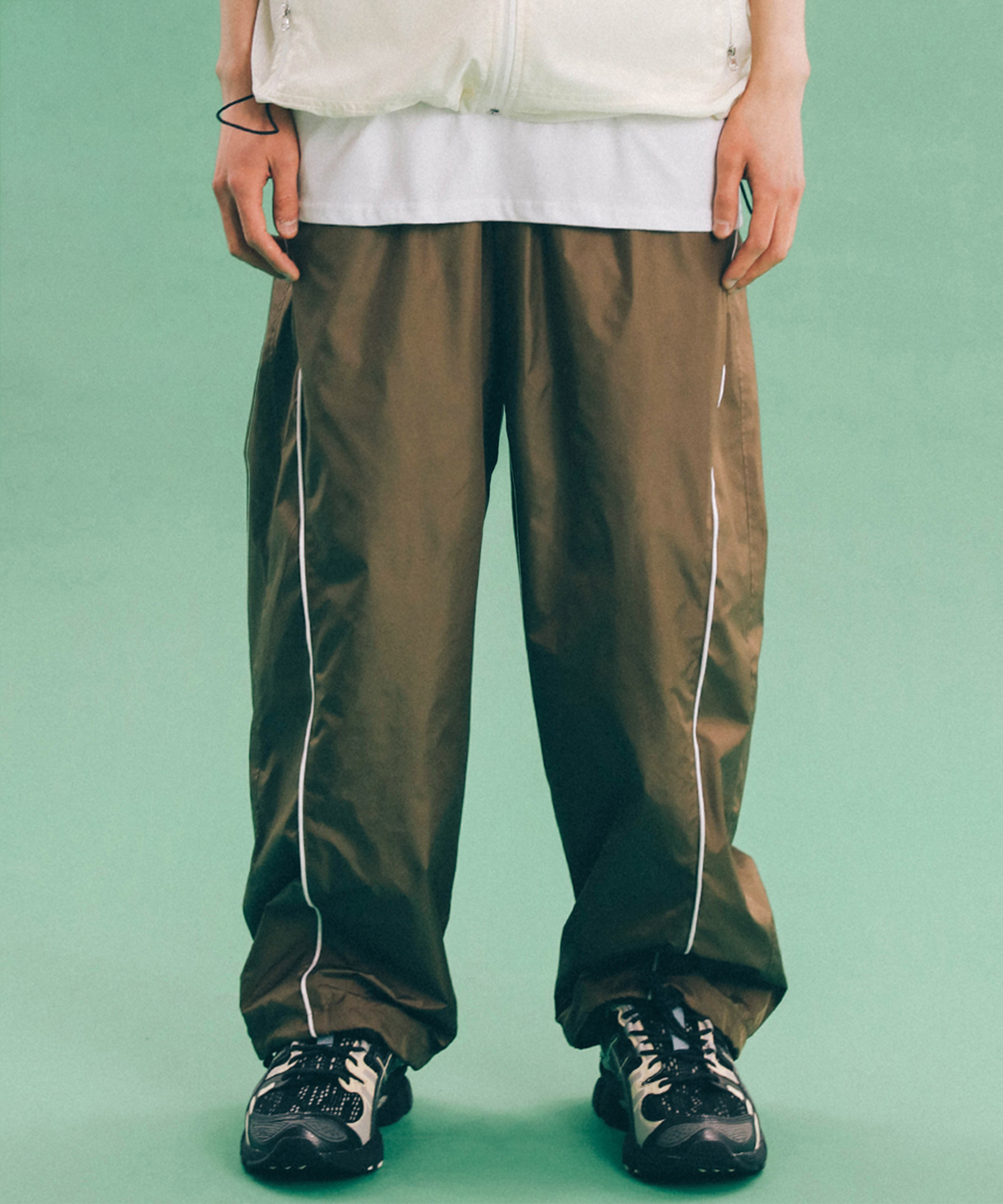 피지컬 디파트먼트(PHYSICAL DEPARTMENT) LINE PIPING TRACK PANTS KHAKI BEIGE