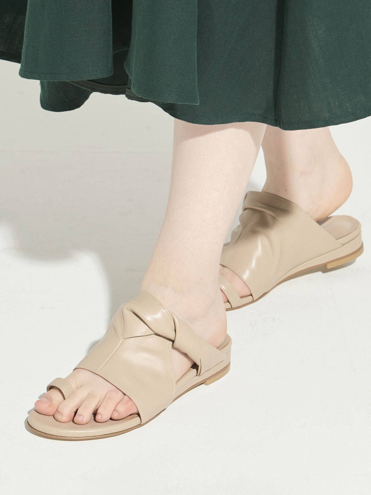 꼼므지(COMMEGEE) The Twisted Sandal / CG1044P.BE