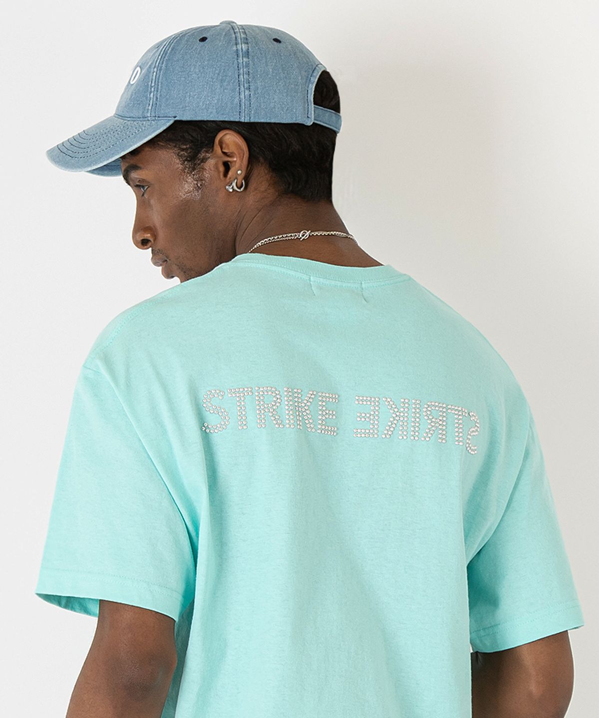 스트라이크(STRIKE) Stud Reversal Logo Regular T-Shirt (AQUA)