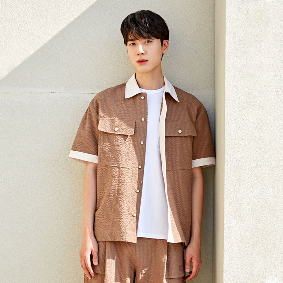 커스텀어스(CUSTOMUS) 볼륨 시어서커 포인트 배색 아우터 셔츠 CXS23MWSH572