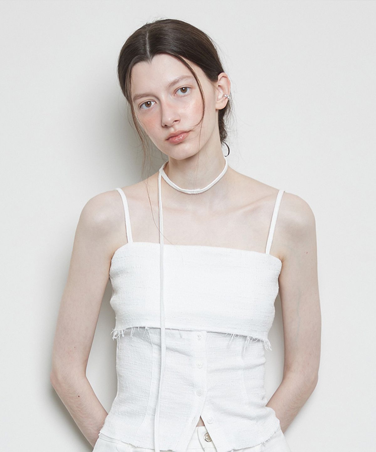라티젠(LARTIGENT) L3 BUTTON SLEEVELESS(IVORY)