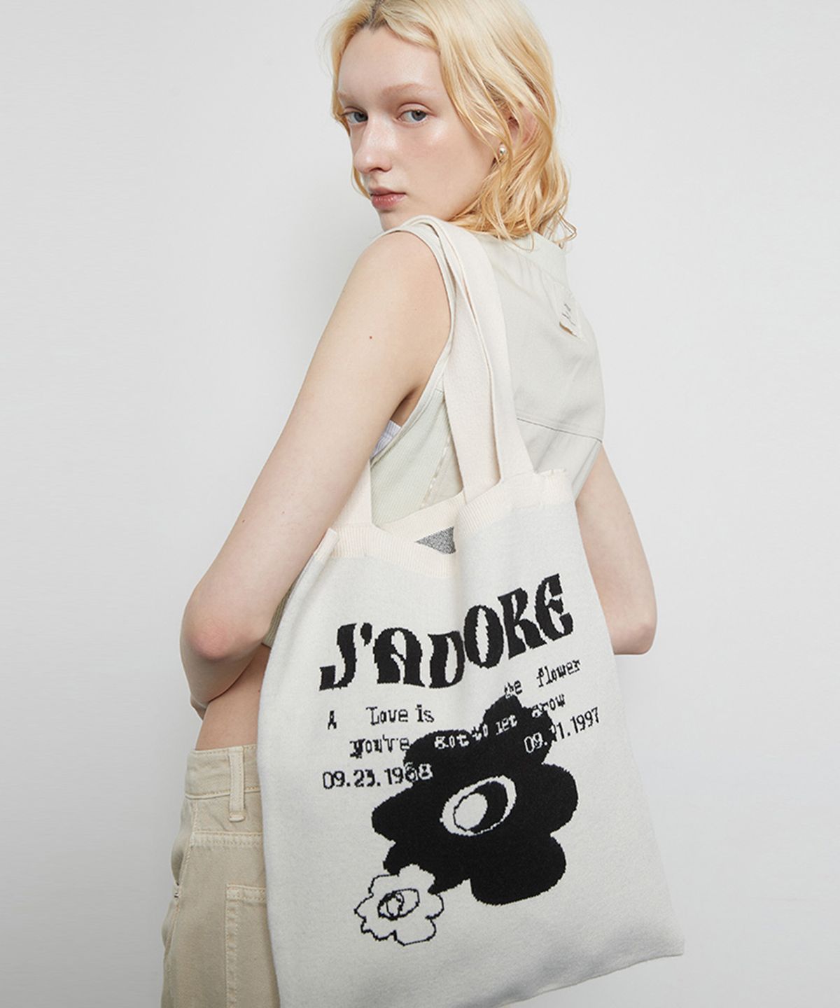 라티젠(LARTIGENT) L3 JADORE FLOWER KNIT BAG(BEIGE)