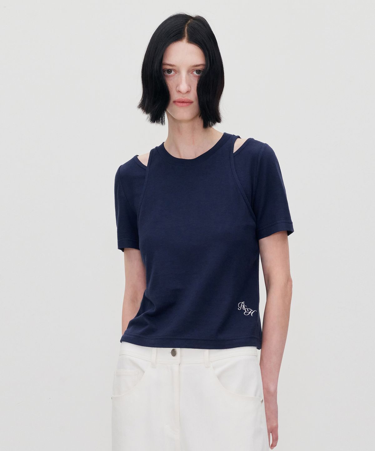 리이(RE RHEE) CUTOUT DETAIL T-SHIRTS