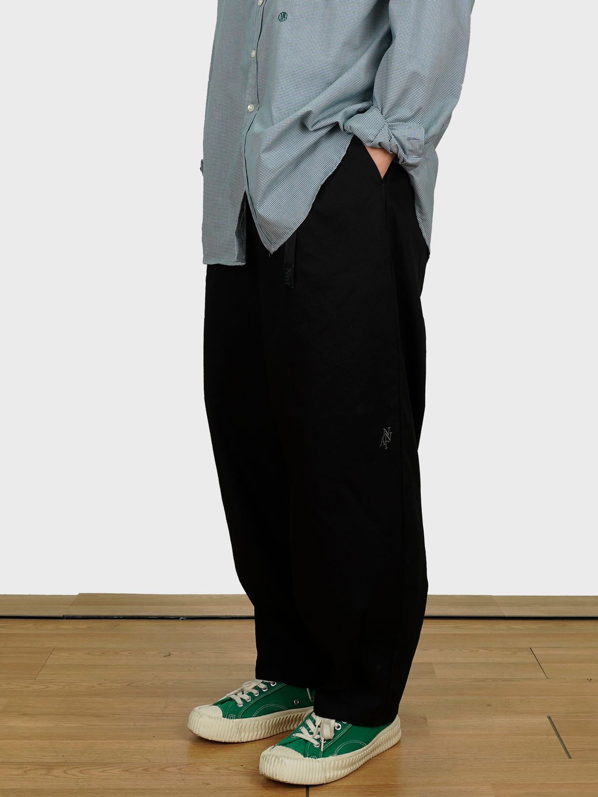 네네츠 어센틱(NENETS AUTHENTIC) 2TUCK BALLOON TRAVEL PANTS BLACK