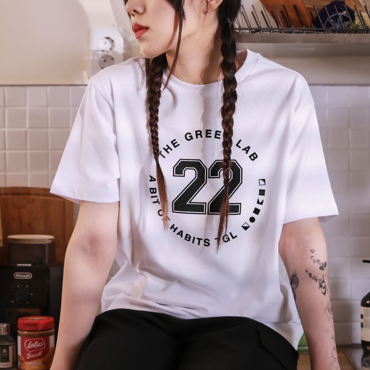 더그린랩(THE GREEN LAB) 스포티 22 반팔 티셔츠 [화이트-블랙 그래픽]