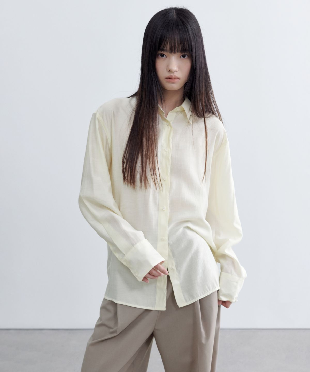 무신사 스탠다드 우먼(MUSINSA STANDARD WOMAN) 우먼즈 릴렉스드 새틴 셔츠 [에크루]