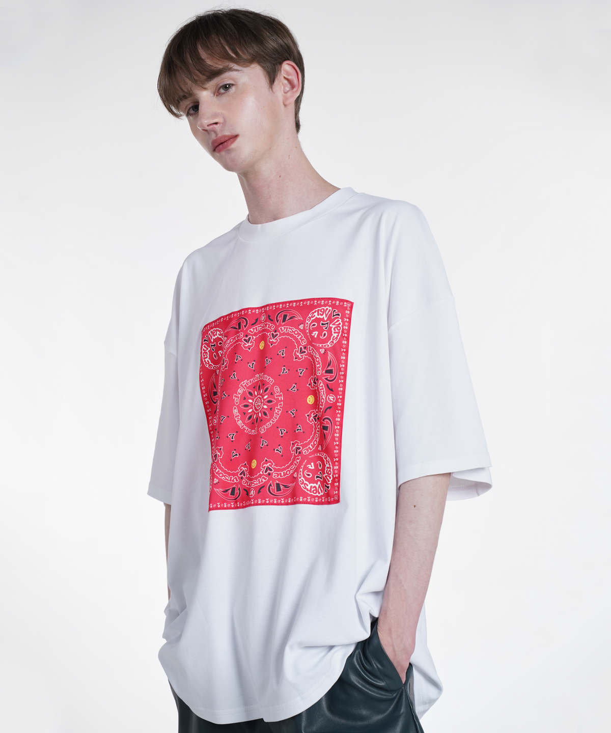 벌스원(VERSE ONE) PAISLEY LOGO BANDANA T-SHIRTS WHITE/RED