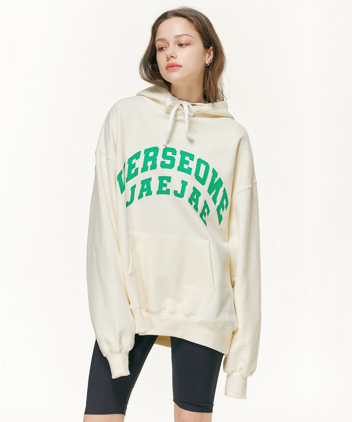 벌스원(VERSE ONE) VERSEONE X JAEJAE KITCHEN ARCH LOGO HOODIE OATMEAL