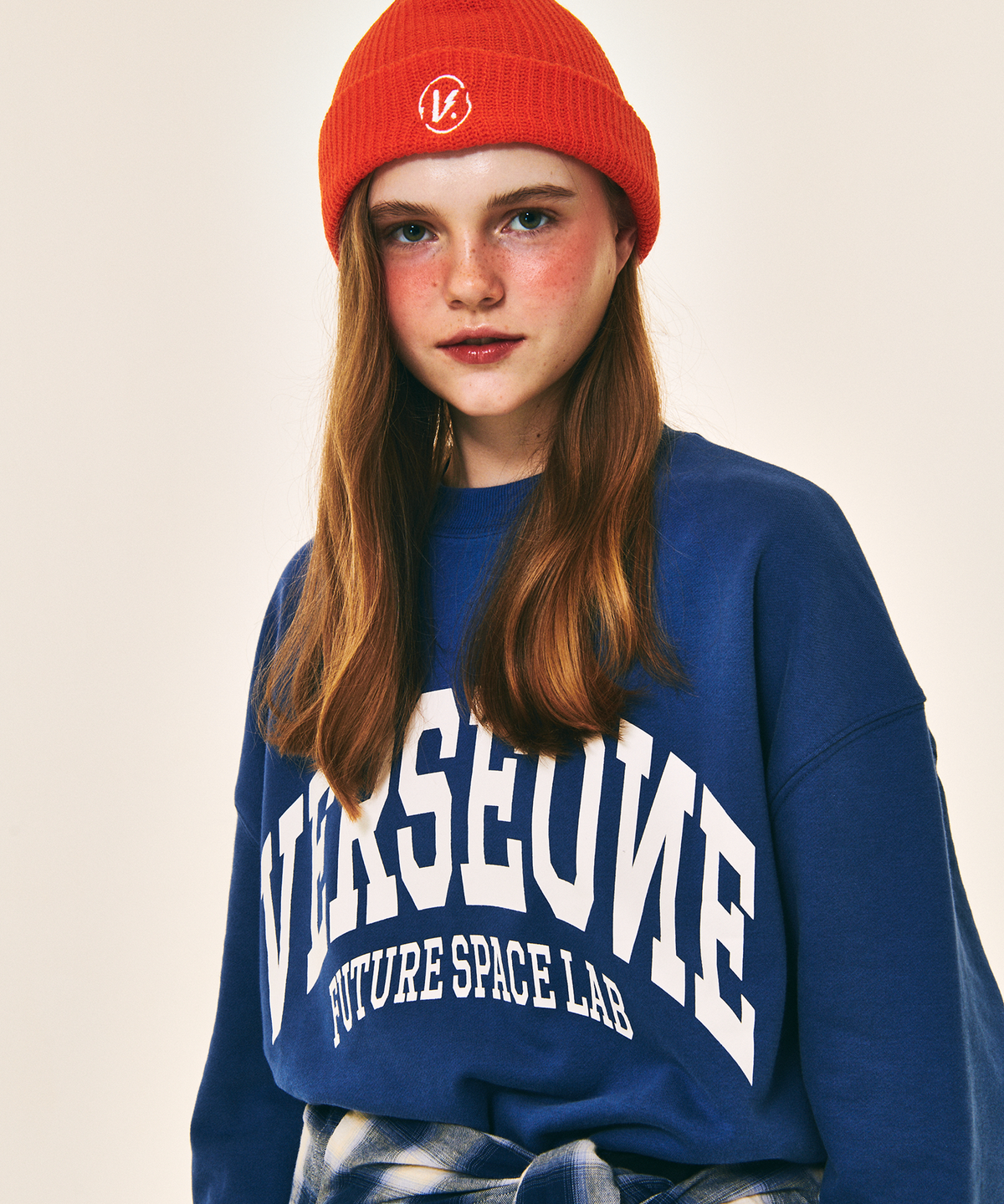 벌스원(VERSE ONE) ARCH LOGO CREWNECK SWEATSHIRTS INDIGO BLUE