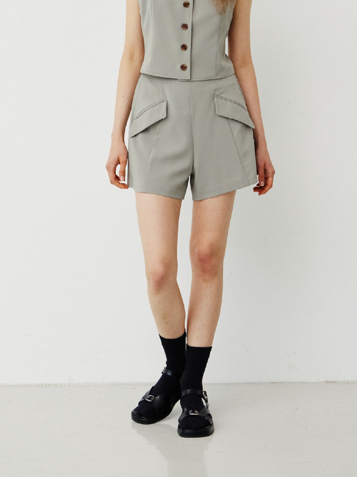 르세지엠(LESEIZEME) KHAKI ANNE SHORT PANTS