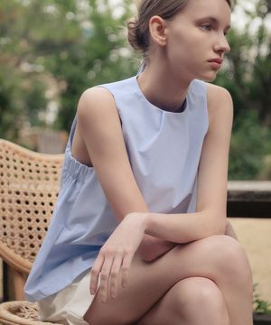 에이라인 슬리브리스 블라우스_SKY BLUE