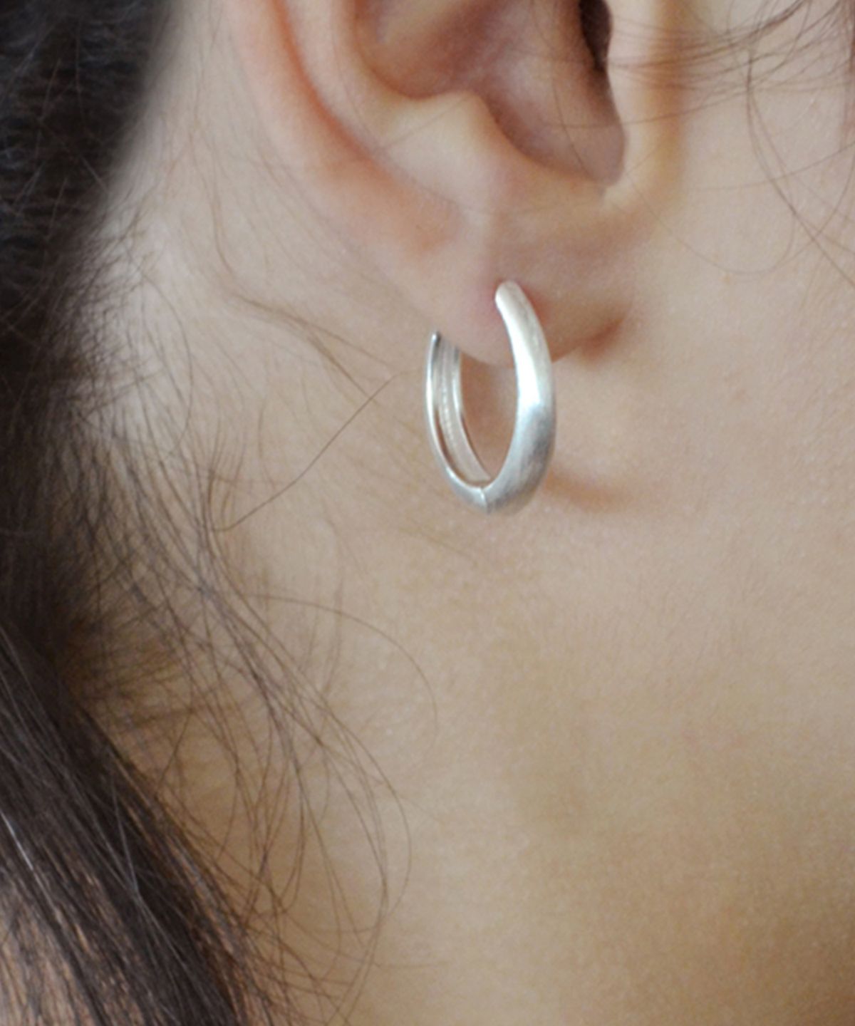 누아보(NUAVO) Sandy moon hoop