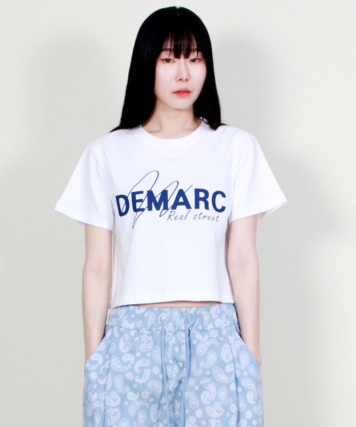 드마크(DEMARC) 로고 그래픽 크롭 반팔 티셔츠 화이트