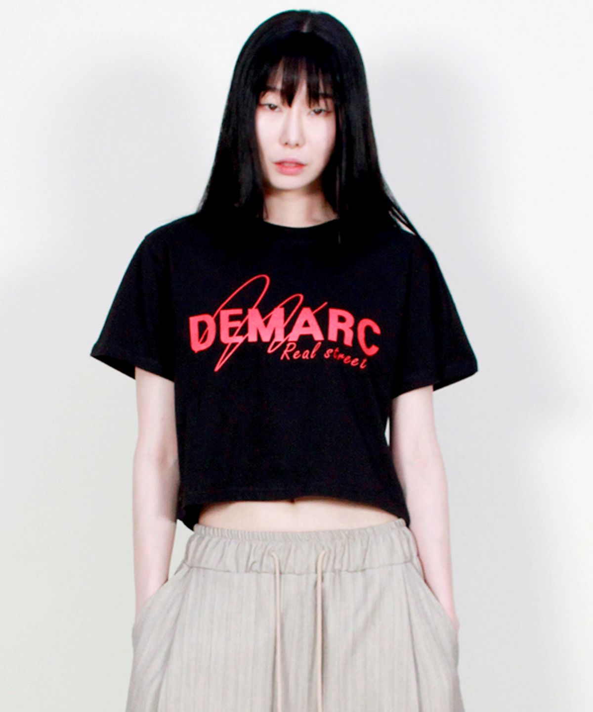 드마크(DEMARC) 로고 그래픽 크롭 반팔 티셔츠 블랙