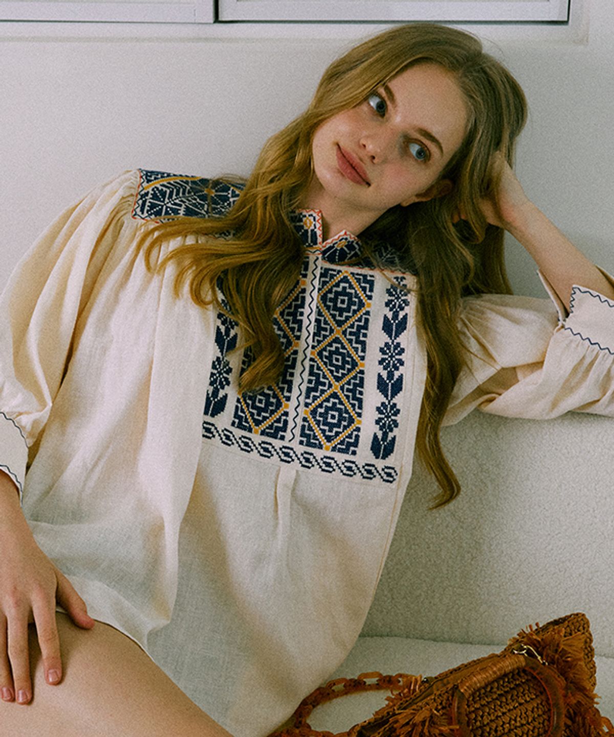 그린버터(GREENBUTTER) Bohemian Needlework Linen Blouse (Blue)