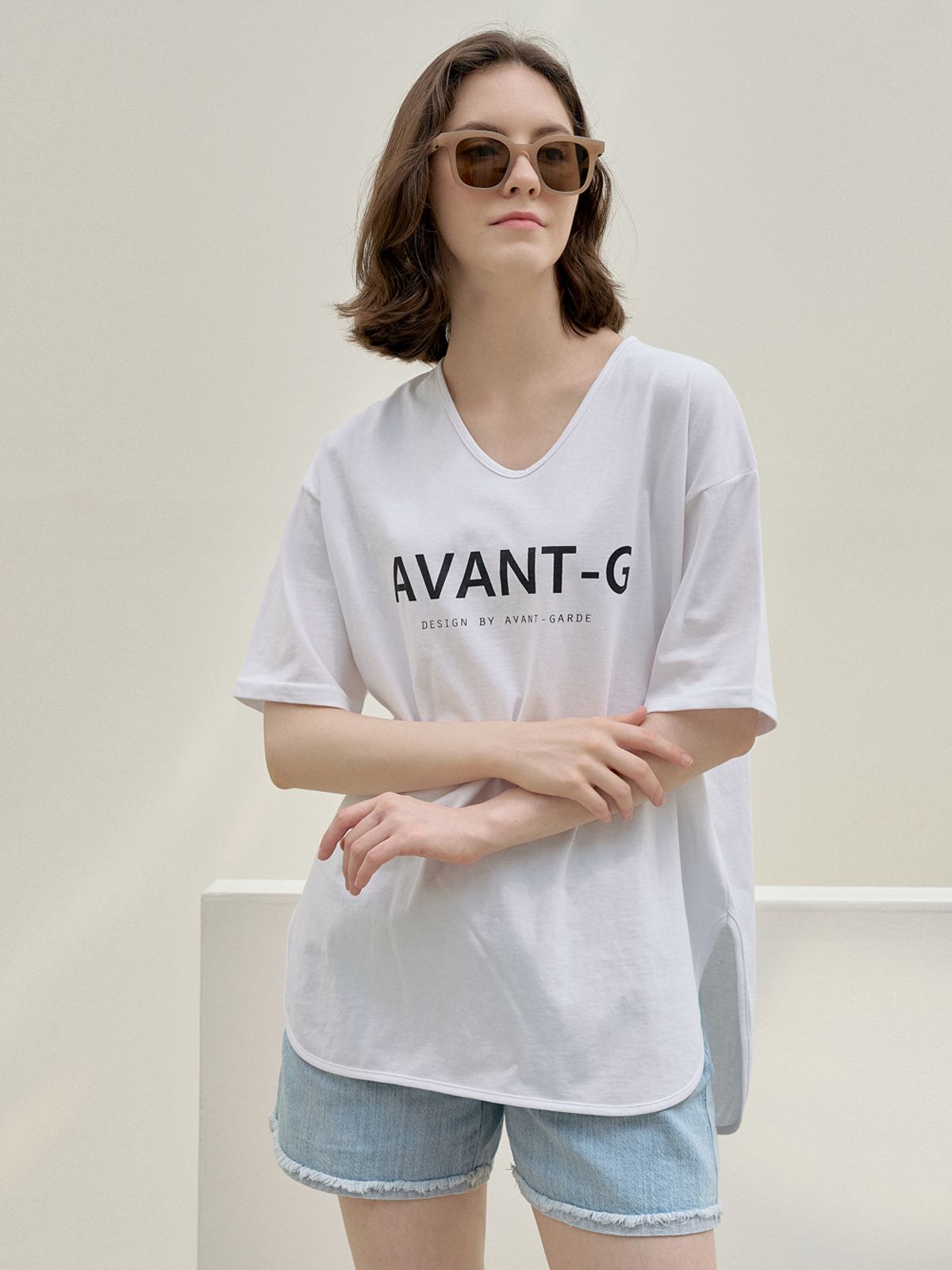 아방(AVANT-G) V-neck Overfit Logo T-shirt - WHITE