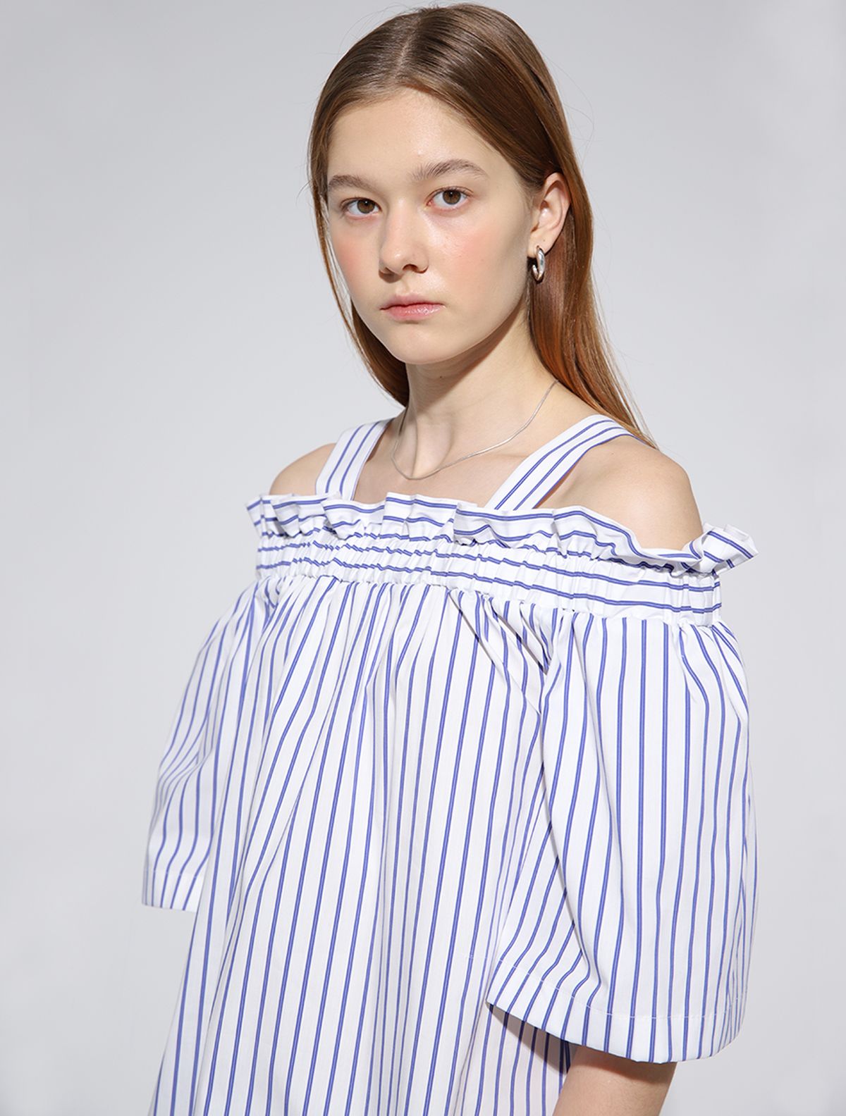 르이엘(LE YIEL) Stripe Off Shoulder Blouse_White 스트라이프 오프 숄더 블라우스_화이트
