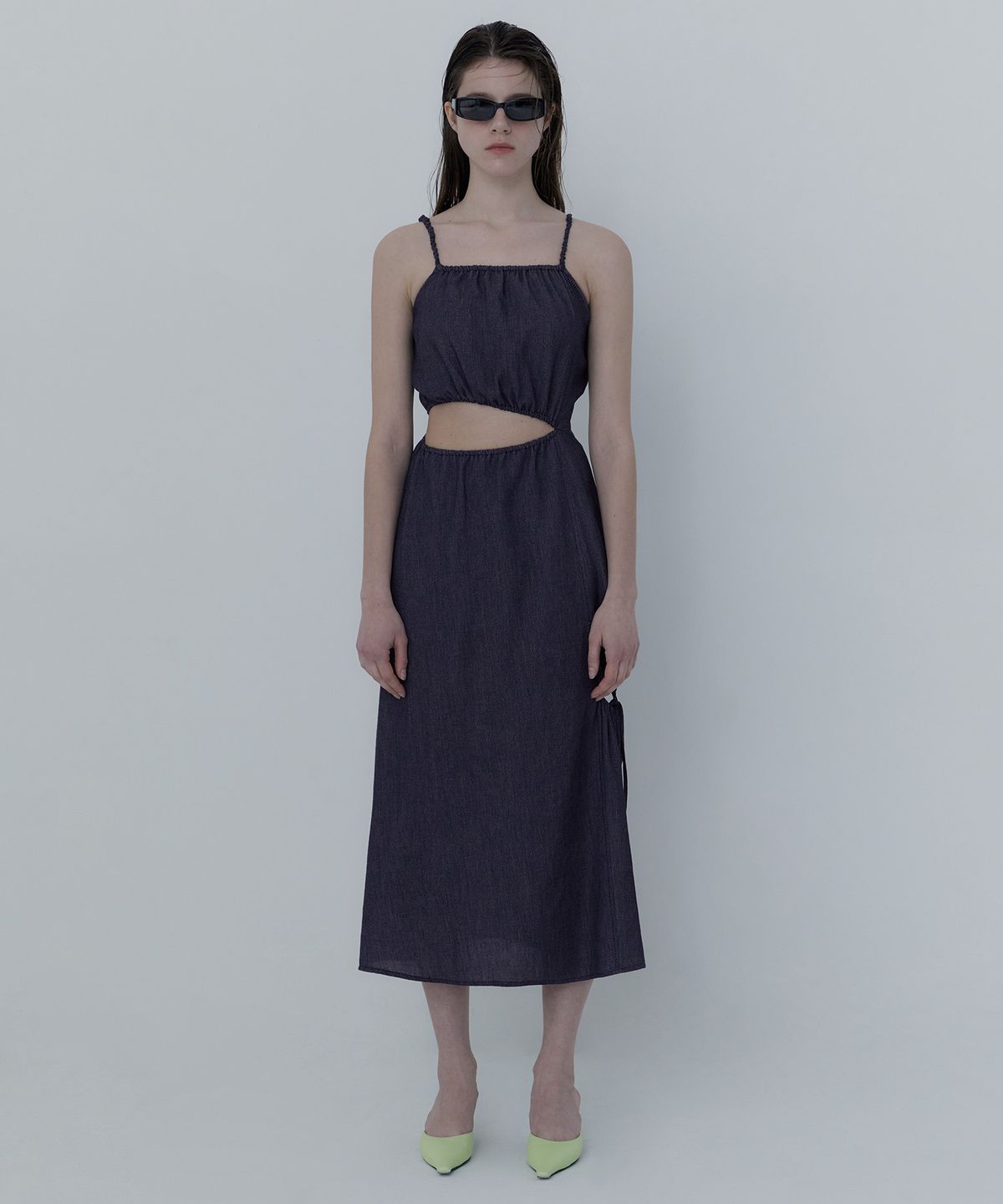 오아이오아이 컬렉션(OIOI COLLECTION) CUT-OUT SHIRRING DRESS [INDIGO]