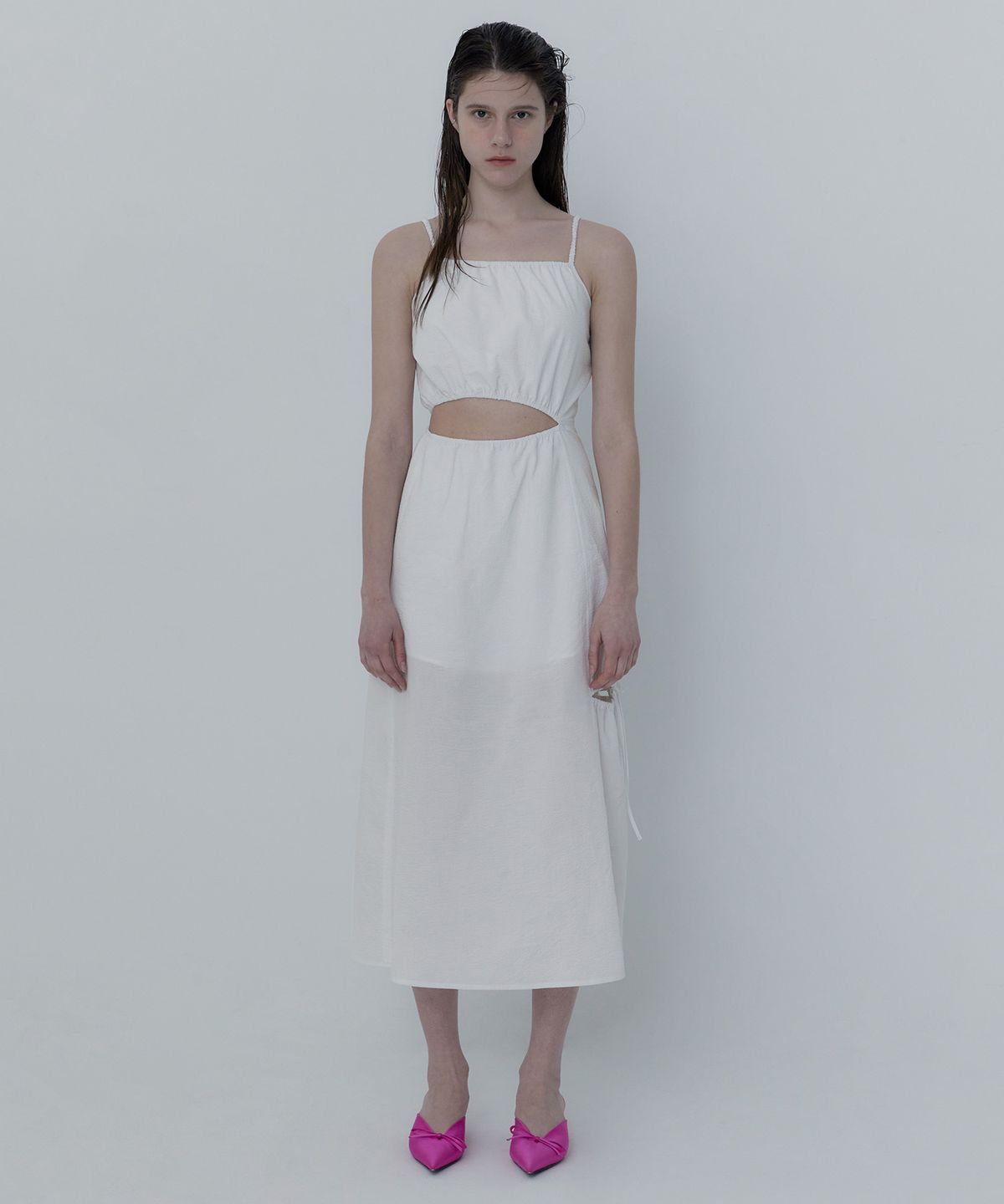 오아이오아이 컬렉션(OIOI COLLECTION) CUT-OUT SHIRRING DRESS [WHITE]