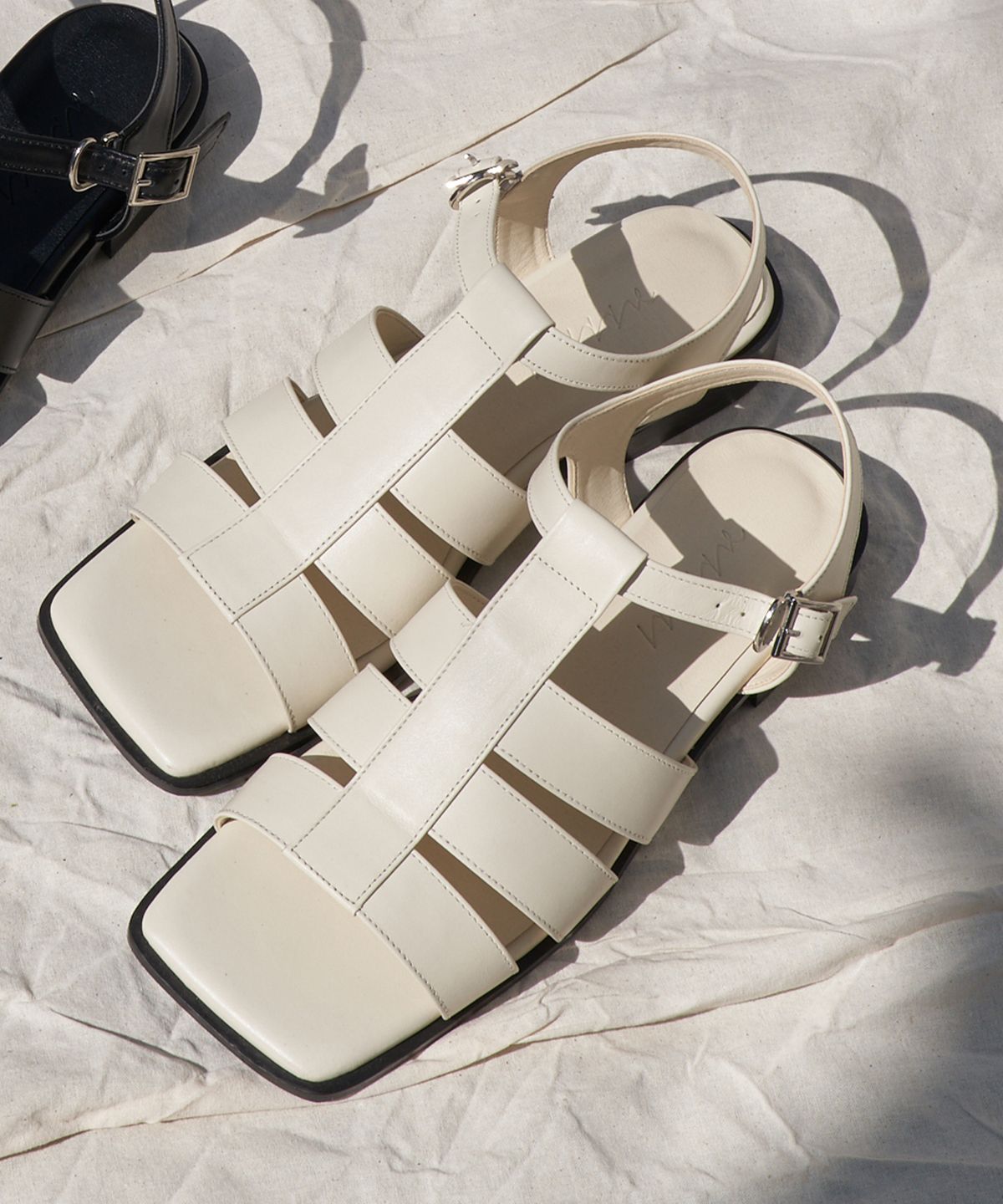 르에(RRRRRE) r e Three Strap Sandals_IVORY